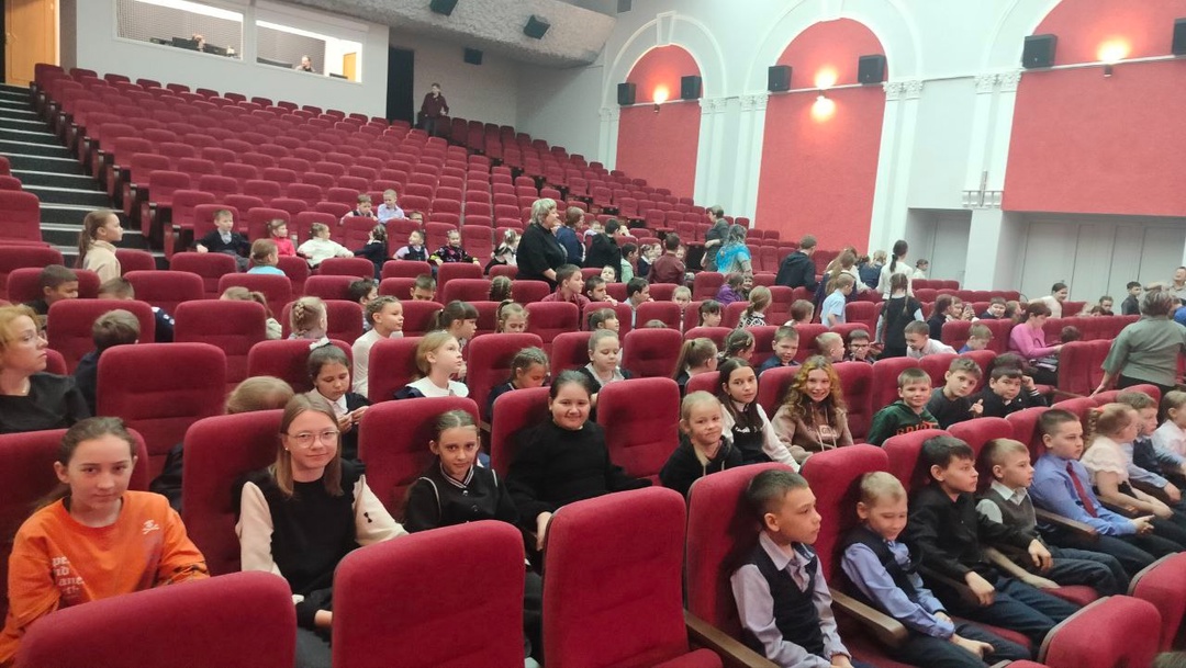 Дети в театре.