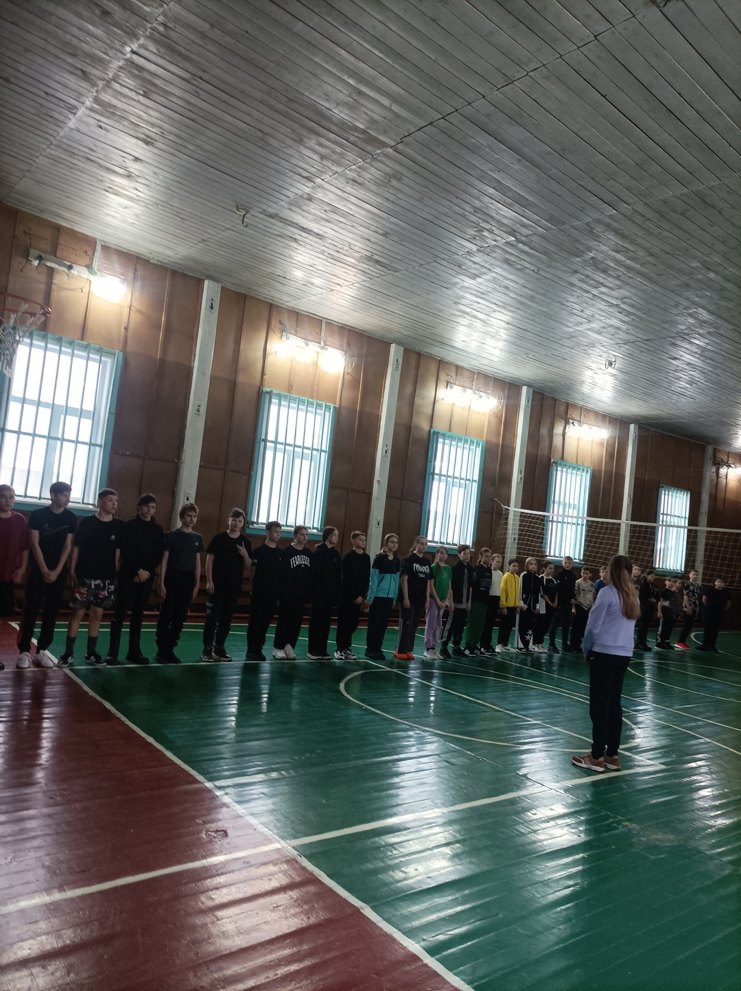 Школьные соревнования по пионерболу.