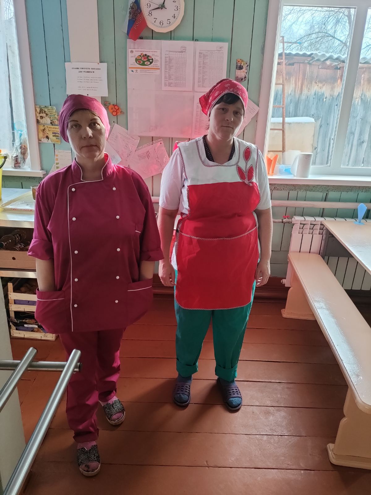 Повар и кухонный работник.